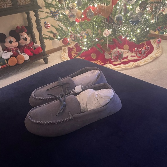 Old Navy Sherpa Lined Moccasin Slippers - Picture 2 of 6